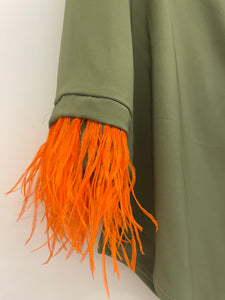 Camisa Exclusiva Caqui com plumas laranja