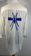 Carregar imagem no visualizador da galeria, Camisa Branca Exclusiva Mosquito Azul
